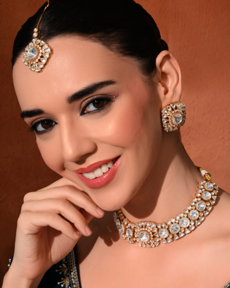 Colourless Choker Set with Mangtika (4 Pc)